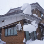 屋根の雪で起こるトラブルとは？事前にできる対策と対応法を紹介