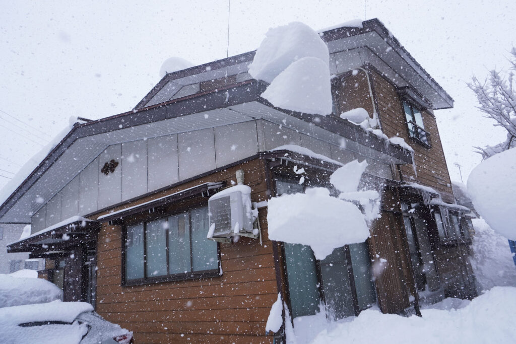 屋根の雪で起こるトラブルとは？事前にできる対策と対応法を紹介